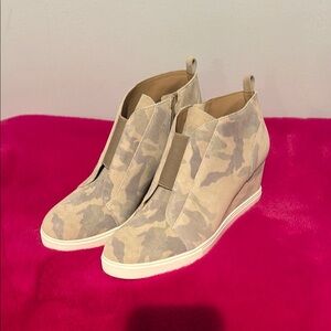Linea Paolo size 9 Camouflage Wedge Ankle Boots
